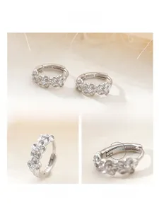 Détail macro des boucles d'oreilles fleurs en argent 925 avec pierres en zircon 3A blanches