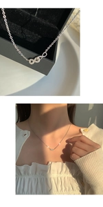 Vue rapprochée du collier infini en argent serti de micro-oxydes de zirconium