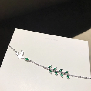 Bracelet en argent sterling S925 avec pendentif oiseau et détails de branche verte