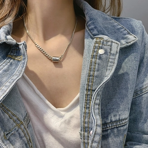 Collier avec pendentif cylindre en argent thaïlandais sur grosse chaîne gourmette