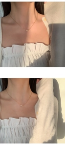 Vue détaillée du collier infini doré avec micro-zircons porté sur le cou d'un mannequin