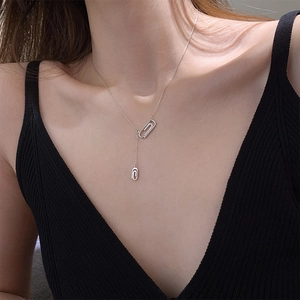 Dettaglio della collana a graffetta in argento S925 con zirconi brillanti sulla modella