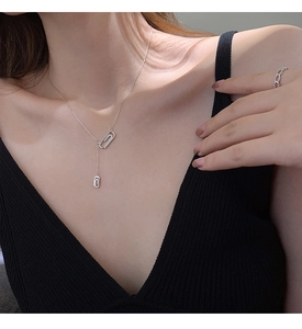 Dettaglio della collana a graffetta in argento sterling con zirconi lucenti sul modello