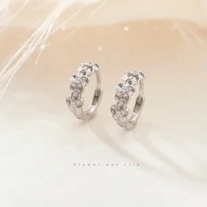 Boucles d'Oreilles Créoles Huggie Fleur en Cuivre Plaqué Or Blanc Avec Incrustation de Zircone Tige en Argent S925 Femme