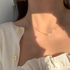 Collier élégant doré avec pendentif infini serti de diamants sur une chaîne fine