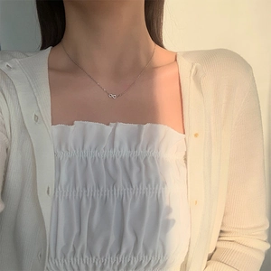 Collier infini minimaliste en argent avec zircons porté sur le cou du mannequin