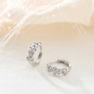 Élégantes boucles d'oreilles créoles en argent 925 avec fleurs et zircons brillants