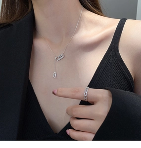 Dettaglio della collana a graffetta in argento s925 con zirconi indossata su un abito nero