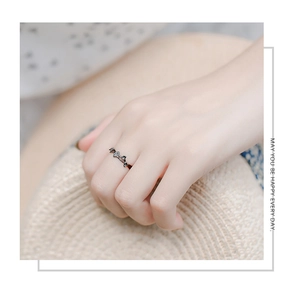 Dettaglio dell'anello in argento S925 a ramo nero con diamante sulla mano della modella