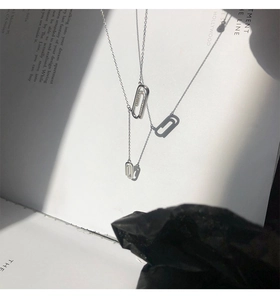 Dettaglio della collana a graffetta in argento 925 con zirconi e catena a o sottile