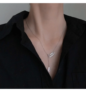 Dettaglio della collana a Y in argento con graffette e micro cristalli su nero