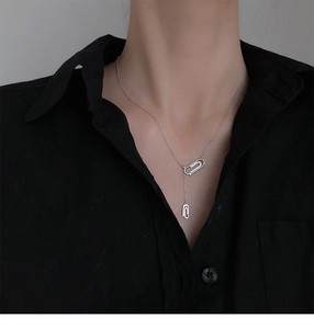 Dettaglio del pendente a graffetta in argento sterling con pavé di zirconi su tessuto nero