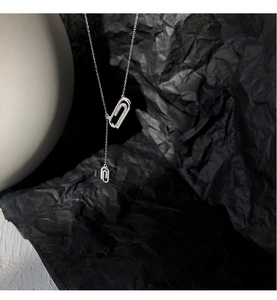 Dettaglio della collana a graffetta in argento con maglia in zirconi su sfondo scuro