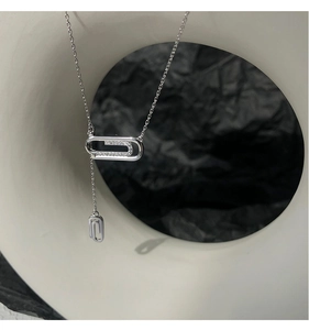 Dettaglio della collana in argento sterling a forma di graffetta con micro-zirconi