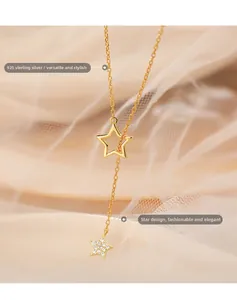 Gros plan détaillé d'un collier lariat étoile en argent sterling S925 doré avec zircon