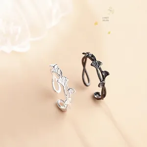 Anello ramo di ginkgo minimalista in argento e nero con fascia aperta regolabile