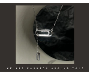 Dettaglio ravvicinato di una collana a graffetta in argento con zirconi cubici luminosi
