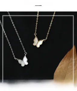Détails des colliers papillon en or et argent avec incrustations en nacre
