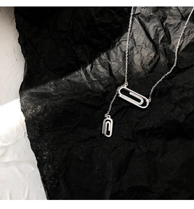 Dettaglio del pendente a graffetta in argento sterling con pietre di zircone cubico