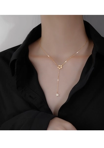 Détail d'un collier en Y plaqué or 18 carats avec pendentifs étoiles sur un mannequin
