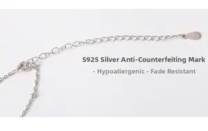 Vue macro du collier de perles en argent sterling S925 avec chaîne d'extension et gravure