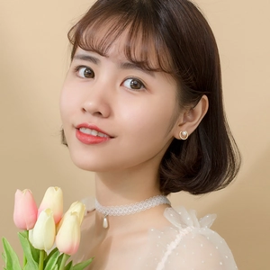 Elegant S925 silver pearl stud earrings and lace choker set on a model with tulips