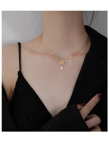Détail du collier étoile dorée avec pendentif double étoile serti de cristaux