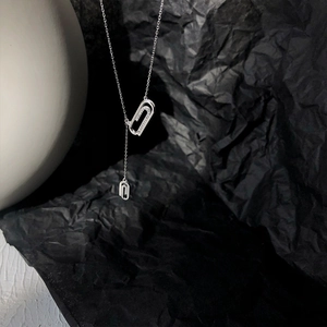 Elegante collana a graffetta in argento sterling con pendente a Y scintillante in diamanti