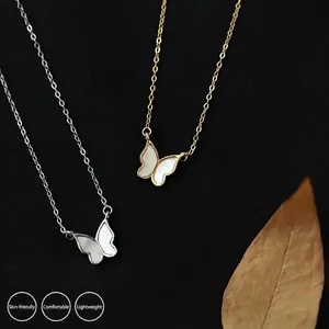 Colliers élégants en argent 925 et or avec papillon et incrustation en nacre blanche