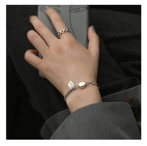 Nahaufnahme des S925 Sterlingsilber Lucky Anhängers und Armbands am Handgelenk einer Frau