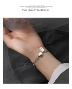 Detailansicht des Armbands aus S925 Sterlingsilber mit Good Luck Anhänger am Handgelenk