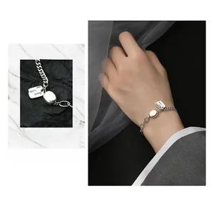 Detailansicht des S925 Silberarmbands mit Good Luck Anhänger und strukturierten Ketten