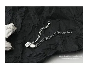 Detailansicht der S925 Sterlingsilber LUCKY quadratischen Marke und Gliederketten-Textur