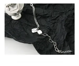 Makro-Detail des Vintage s925 Silberarmbandes mit Good Luck Anhänger auf schwarzem Grund
