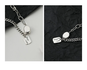 Detail eines S925-Silberarmbands mit Lucky-Rechteckanhänger und asymmetrischer Kette