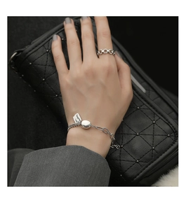 Detail eines S925 Sterling Silber Lucky Armbands mit Good Luck Gravur und Kettenstruktur