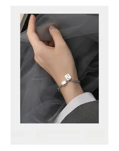 Nahaufnahme des S925 Sterling Silber Armbands mit Lucky Quadrat Anhänger am Handgelenk