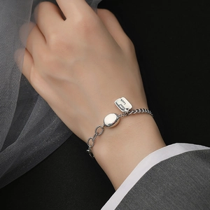 Minimalistisches S925 Silberarmband mit Lucky-Anhänger und glatter ovaler Verzierung