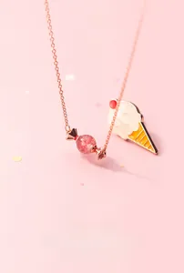 Gros plan sur collier en argent S925 doré rose avec cristal fraise et pendentif de crème glacée