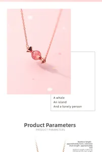 Détail du pendentif quartz fraise en forme de bonbon avec placage or rose et chaîne 42cm