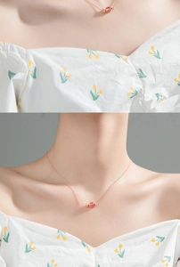 Détail macro d'un collier en or rose avec pendentif en quartz fraise sur un mannequin
