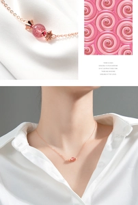 Détail du collier en argent s925 avec pendentif en cristal de fraise rose en forme de bonbon