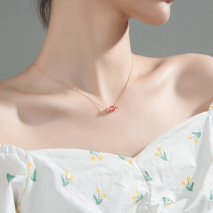 Collier en argent S925 doré rose avec pendentif cristal fraise porté par une femme