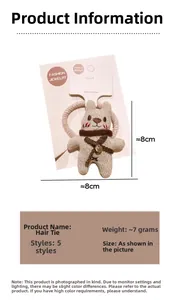 Vue détaillée de l'élastique ours tricoté de 8 cm avec pendentif Love