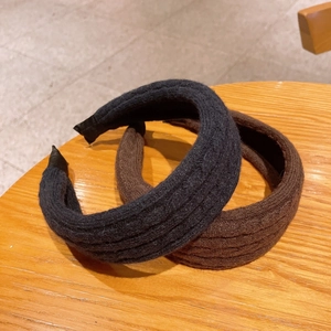 Knitted wide-brimmed headband for women in black and brown soft fabric texture