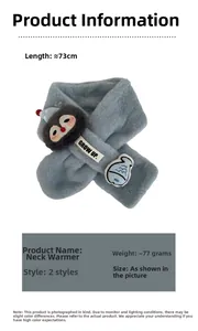 Vista dettagliata della sciarpa in peluche azzurra per bambini con decoro a pinguino