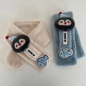 Sciarpa invernale in peluche per bambini con pinguini 3D e design a incrocio morbido