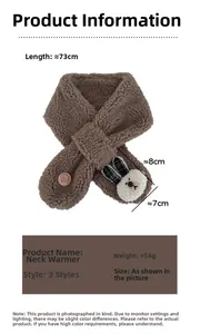 Détail d'écharpe en polaire marron pour enfant avec patch lapin 3D et étiquette cuir