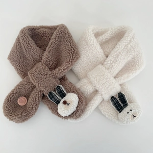 Détail d'écharpe en polaire enfant avec écusson lapin mignon et détail de bouton fait main