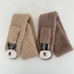 Détail d'écharpes en laine d'agneau pour enfants avec tête de lapin et oreilles à carreaux